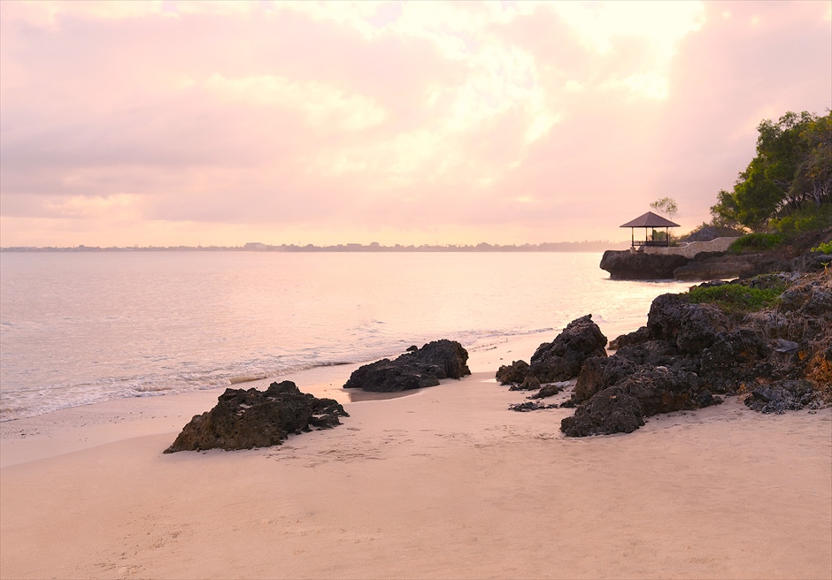 ラッフルズ・バリ ビーチ・ウェディング 夕暮れ時のビーチ