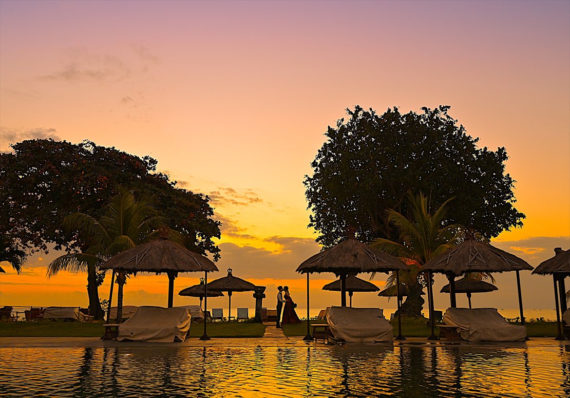 Sunset Wedding Bali (12)_R バリ島結婚式 メインプール越しのマジックアワー