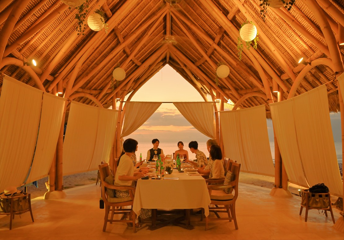 Sunset Wedding Bali (15)_R バリ結婚パーティー ライトアップされたバンブー・パビリオン