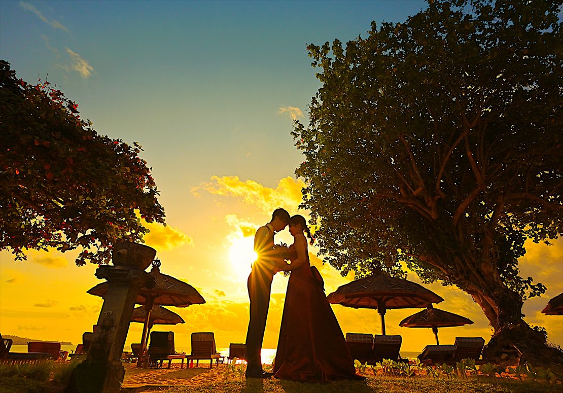 Sunset Wedding Bali (1)_R バリ島ウェディング 樹々が生い茂るガーデン夕日撮影