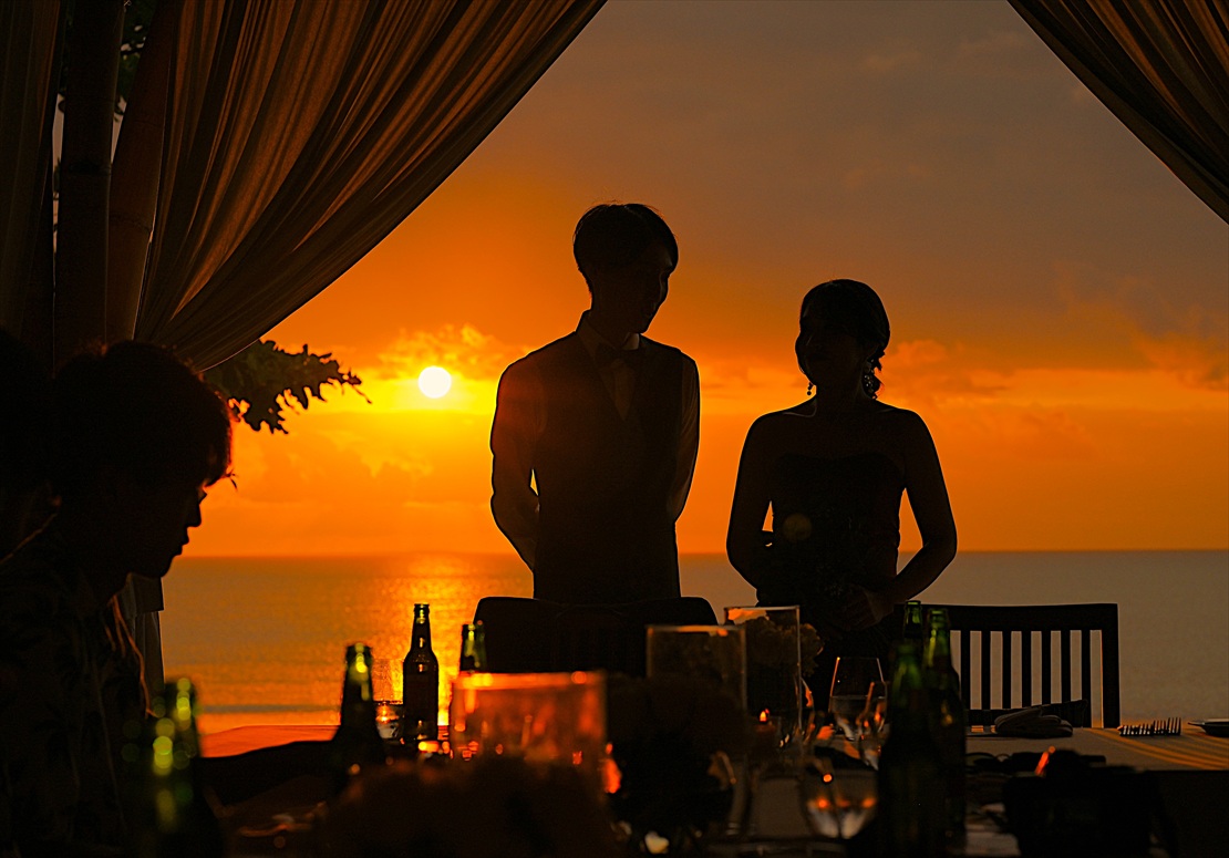 Sunset Wedding Bali (7)_R バリ島ウェディング 水平線に夕日を望むパーティー入場シーン