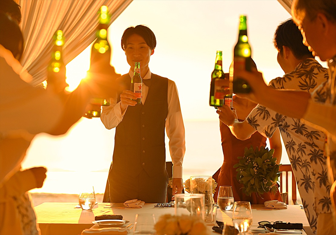 Sunset Wedding Bali (8)_R バリ島ウェディング・パーティー 夕日に包まれる乾杯シーン