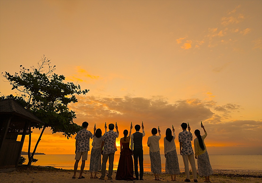Sunset Wedding Bali (9)_R バリ・ウェディング・パーティー ビーチでのビンタン・ビール乾杯
