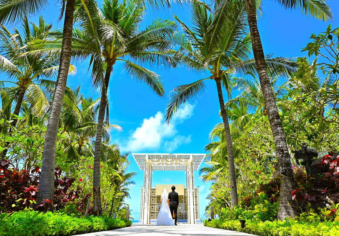 バリ島結婚式　ガーデン挙式のような入場シーン