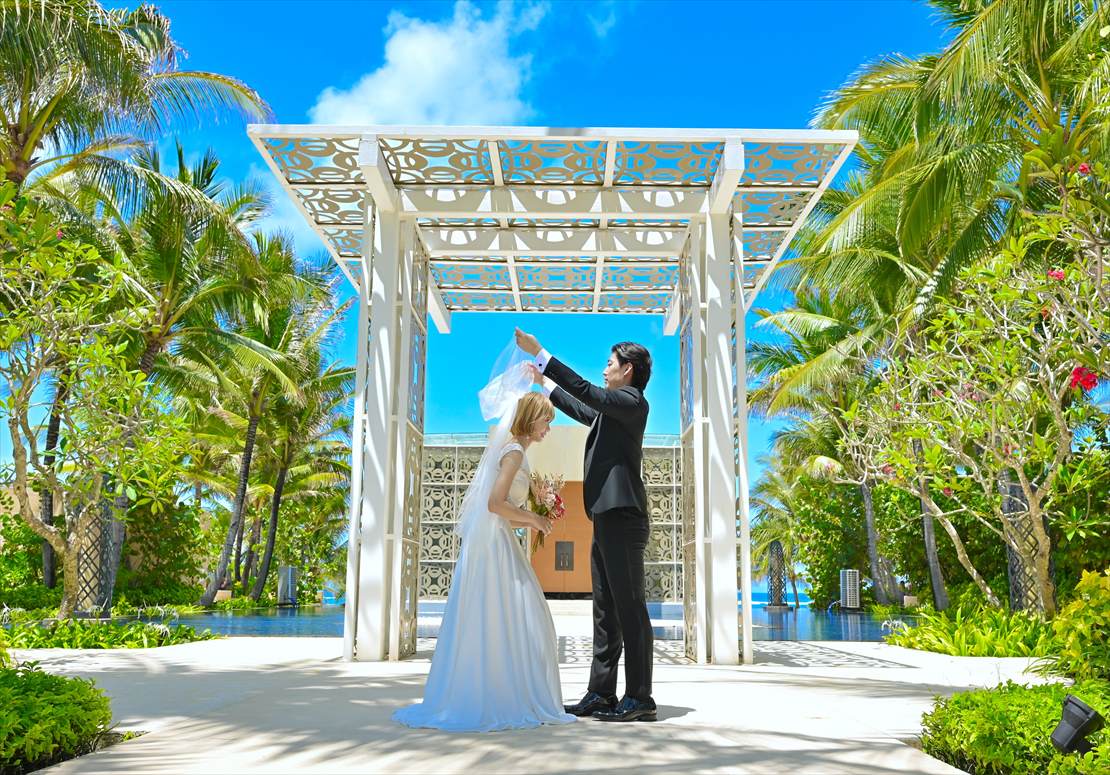 ハーモニー・チャペル・バリ結婚式　ゲートにてベールダウン