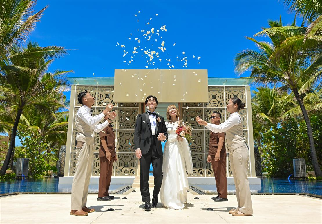 バリ島結婚式　ハーモニー・チャペル外 生花フラワーシャワー