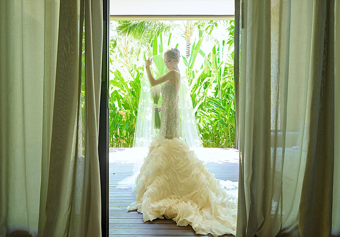 Apurva Kempinski Bali Oceanfront Chapel Wedding (10)_R バリ島ウェディング 新婦様 お支度部屋テラスにて