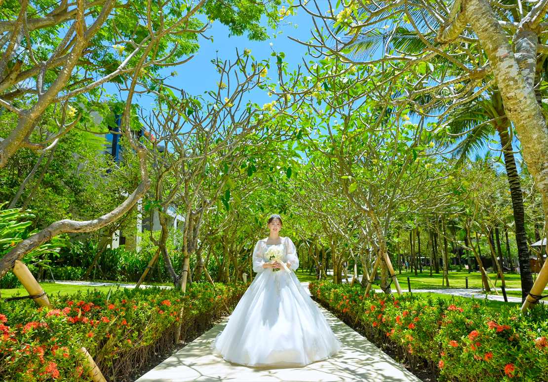 Apurva Kempinski Bali Oceanfront Chapel Wedding (10)_R ケンピンスキ・バリ結婚式 オーシャンフロント・チャペルへのガーデンロード