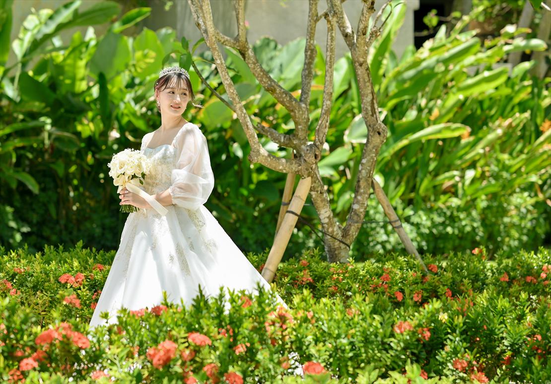 Apurva Kempinski Bali Oceanfront Chapel Wedding (11)_R バリ島ウェディング 樹々と花々が誘うガーデンロード