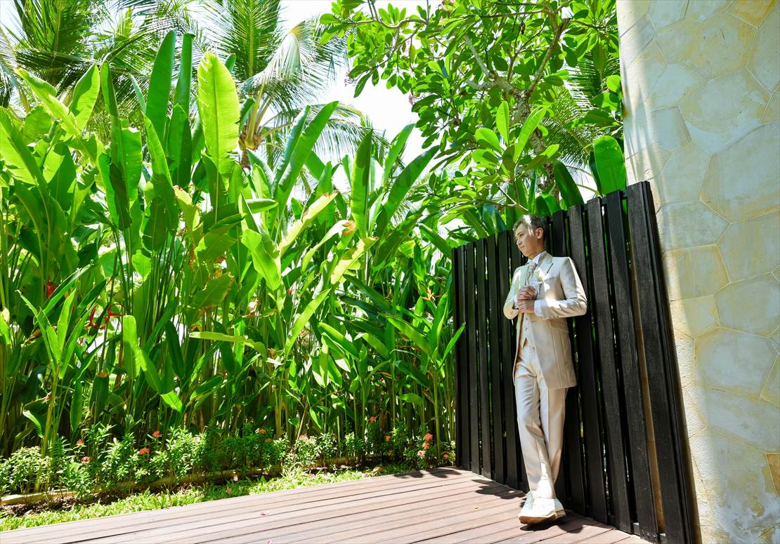 Apurva Kempinski Bali Oceanfront Chapel Wedding (12)_R バリ島ウェディング 新郎様 お支度部屋テラスにて挙式前撮影