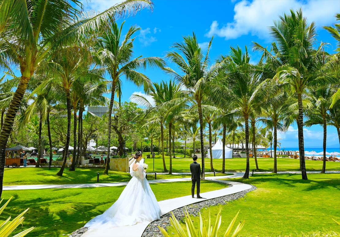 Apurva Kempinski Bali Oceanfront Chapel Wedding (12)_R ケンピンスキ・バリ挙式 オーシャンフロント・チャペル前ガーデンにてファーストミート