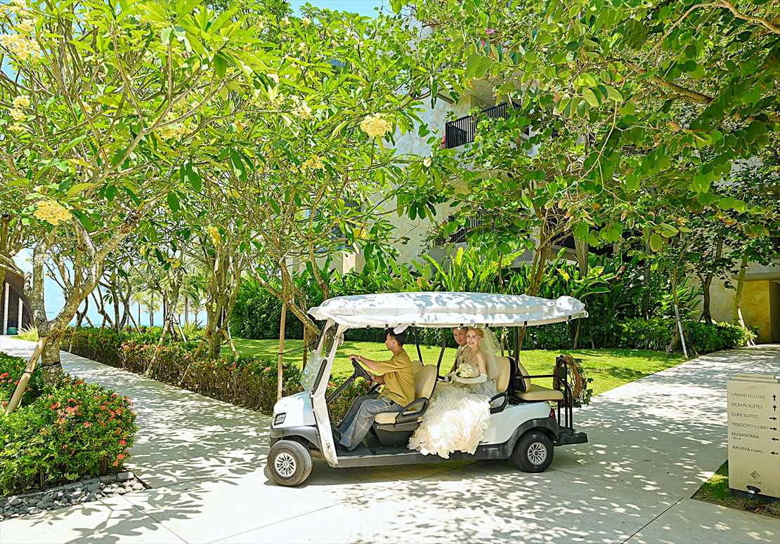 Apurva Kempinski Bali Oceanfront Chapel Wedding (14)_R バリ島結婚式 お支度部屋よりバギーにて入場シーン