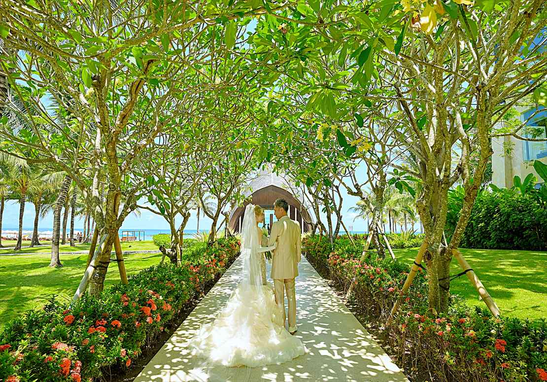Apurva Kempinski Bali Oceanfront Chapel Wedding (15)_R バリ島挙式 木漏れ日が降り注ぐガーデンロード