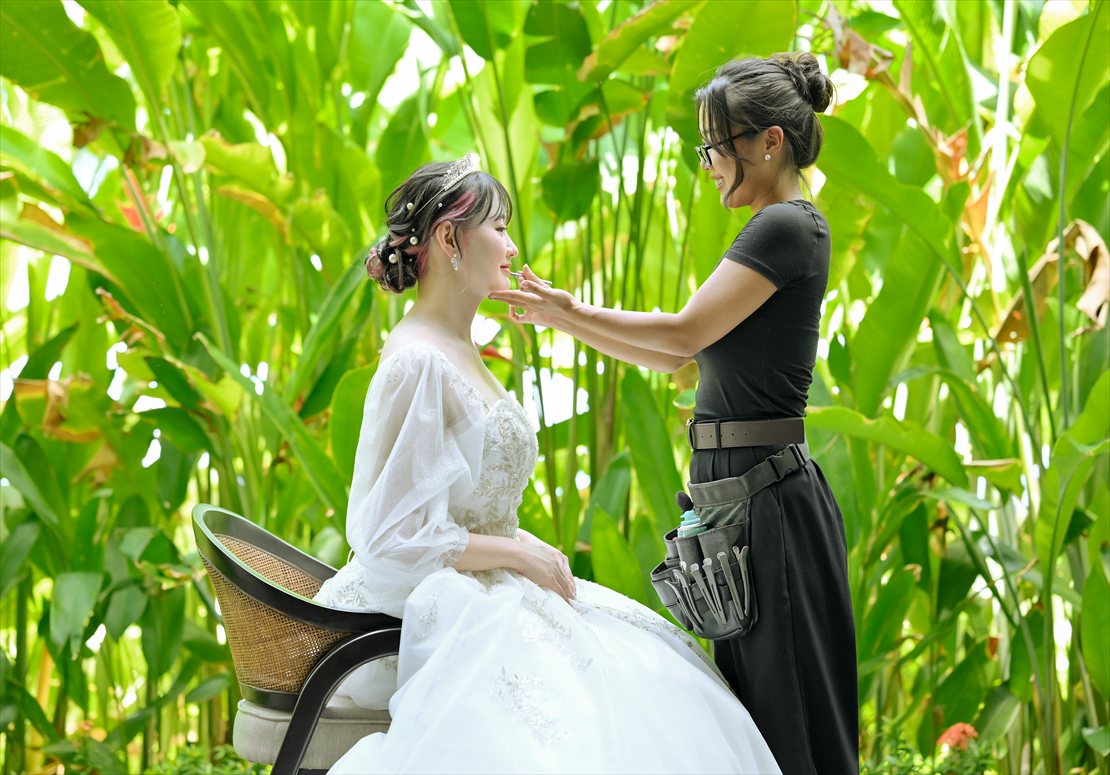 Apurva Kempinski Bali Oceanfront Chapel Wedding (15)_R ケンピンスキ・バリ・ウェディング お支度部屋テラスにてメイクシーン