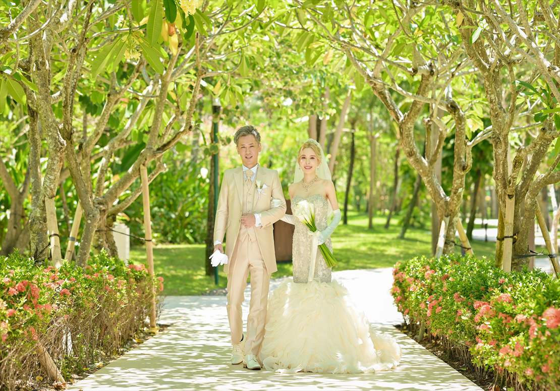 Apurva Kempinski Bali Oceanfront Chapel Wedding (16)_R バリ挙式 アーチ状の樹々が誘うガーデンロード