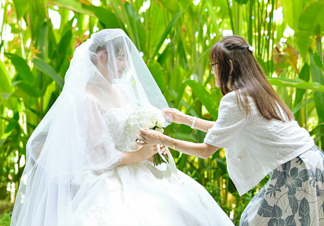 Apurva Kempinski Bali Oceanfront Chapel Wedding (16)_R ケンピンスキ・バリ挙式 お支度部屋テラスにてベールダウン