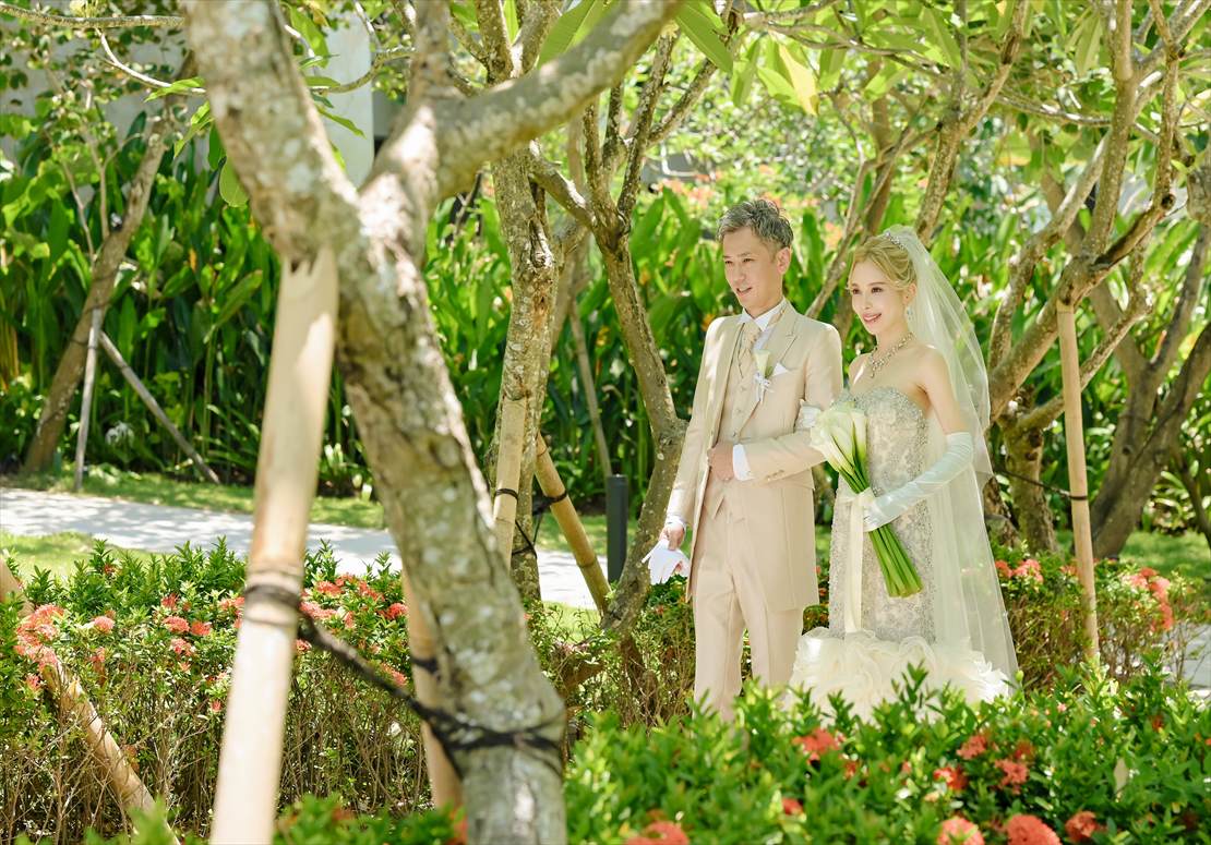 Apurva Kempinski Bali Oceanfront Chapel Wedding (17)_R バリ結婚式 花々が咲き乱れるガーデンロード