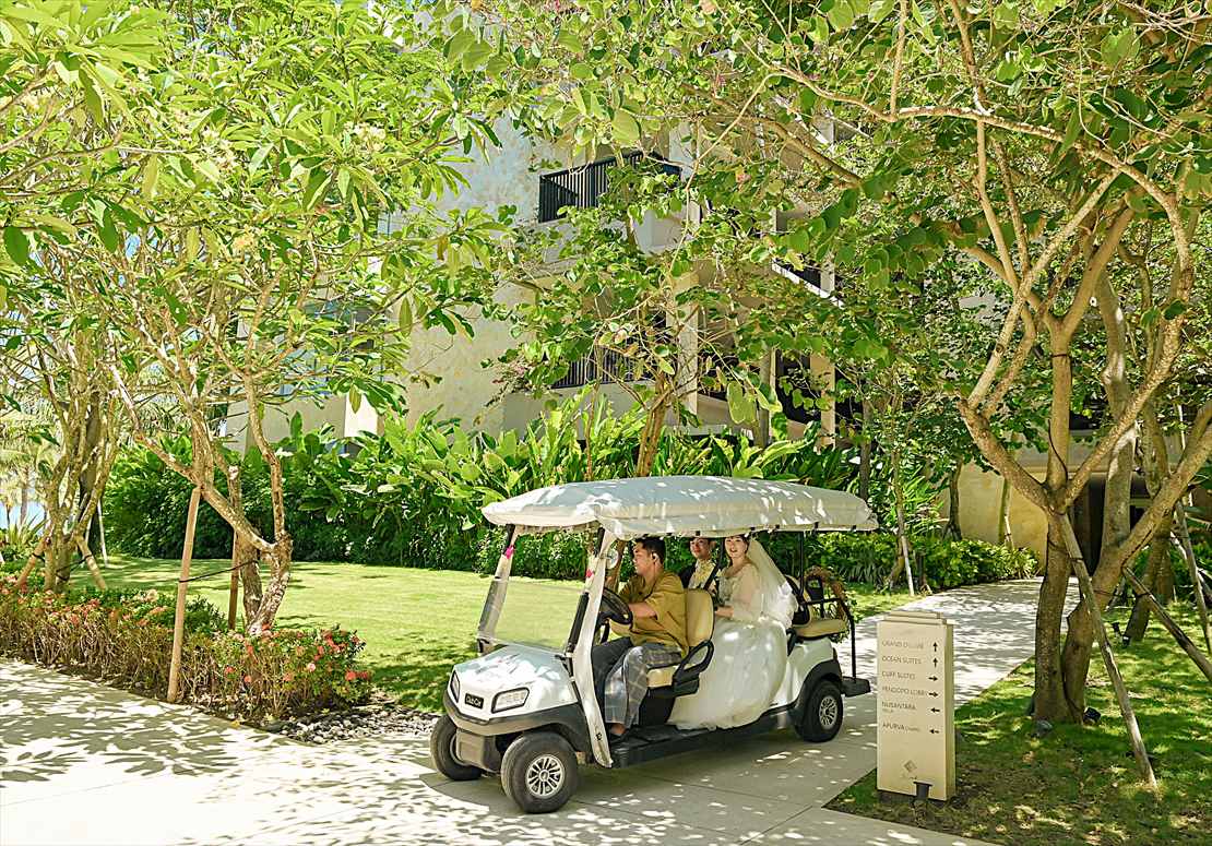 Apurva Kempinski Bali Oceanfront Chapel Wedding (17)_R アプルヴァ・ケンピンスキ・バリ・ウェディング お支度部屋よりバギーにて入場