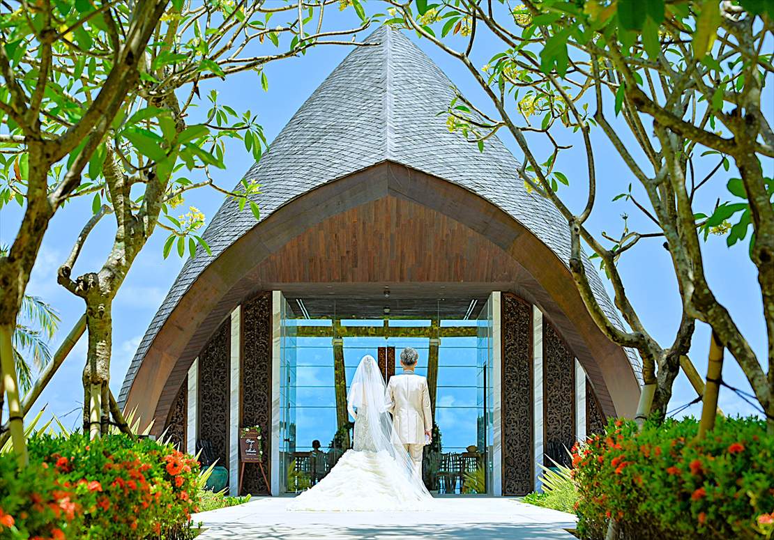 Apurva Kempinski Bali Oceanfront Chapel Wedding (18)_R バリ島ウェディング プルメリアの樹々が迎えるガーデンロード