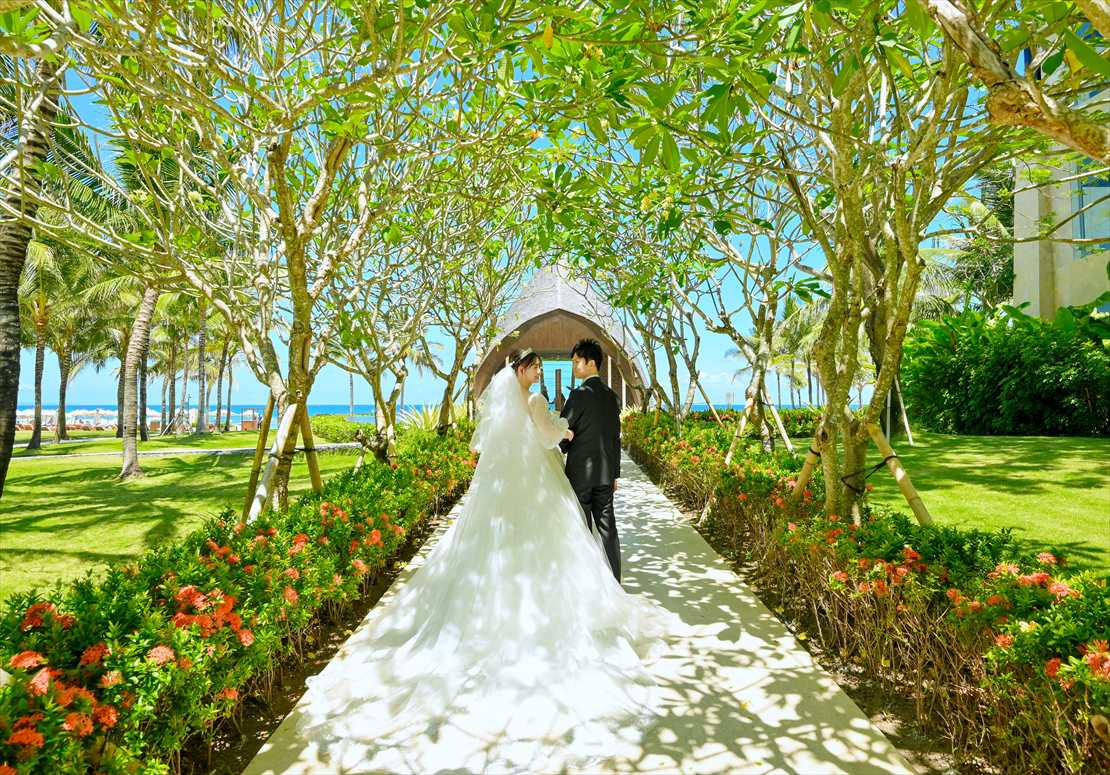 Apurva Kempinski Bali Oceanfront Chapel Wedding (18)_R バリ島ウェディング 新郎新婦様ガーデンロード入場