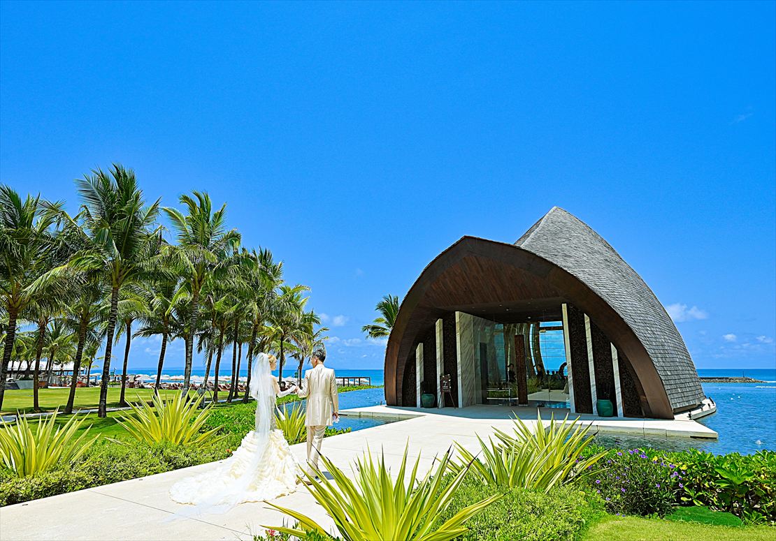 Apurva Kempinski Bali Oceanfront Chapel Wedding (19)_R バリ挙式 美しい緑に囲まれた白亜のチャペルロード