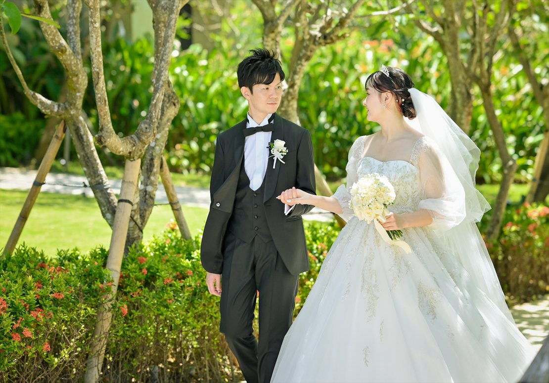 Apurva Kempinski Bali Oceanfront Chapel Wedding (19)_R バリ島挙式 陽光が差し込むチャペル入場シーン