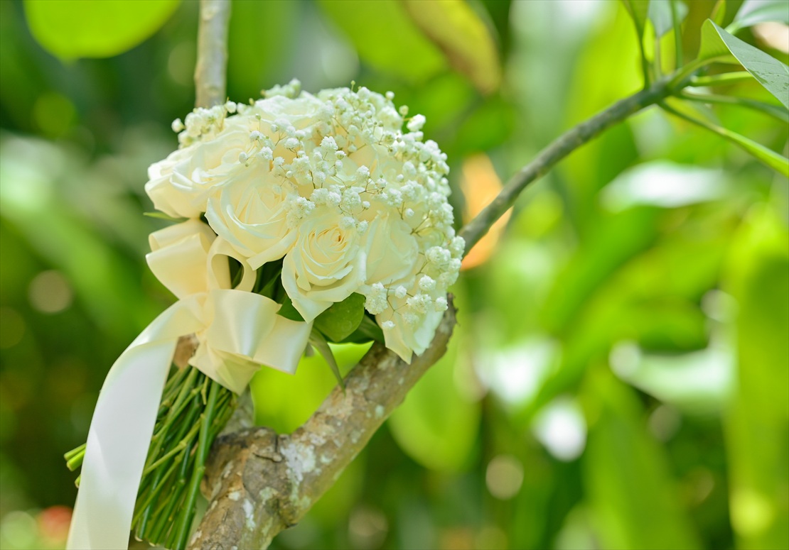 Apurva Kempinski Bali Oceanfront Chapel Wedding (1)_R アプルヴァ・ケンピンスキ・バリ挙式プラン:生花ローズ&かすみ草ブーケ