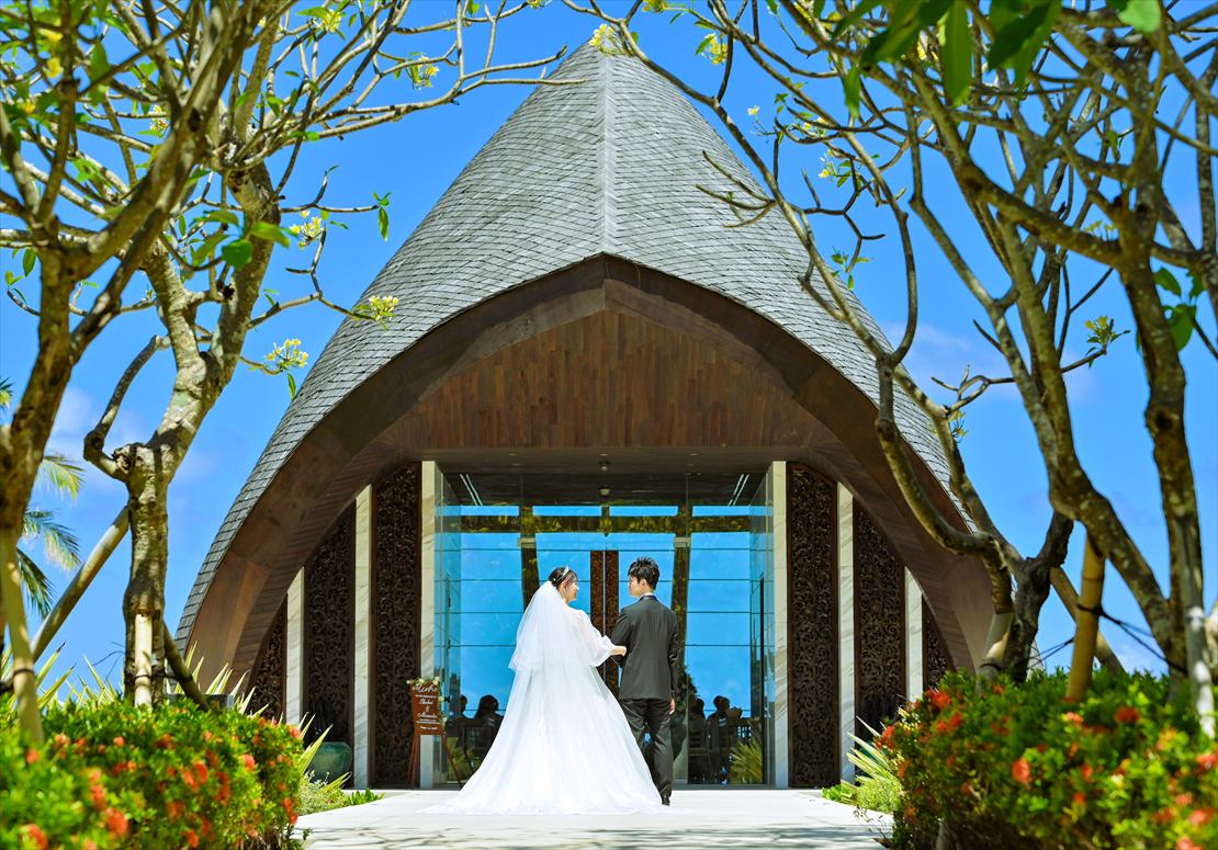 Apurva Kempinski Bali Oceanfront Chapel Wedding (20)_R バリ島結婚式 プルメリアの樹々が誘うチャペル入場