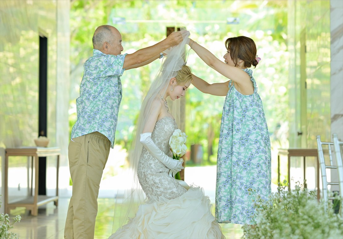 Apurva Kempinski Bali Oceanfront Chapel Wedding (21)_R ケンピンスキ・バリ・ウェディング オーシャンフロントチャペル内ベールダウン