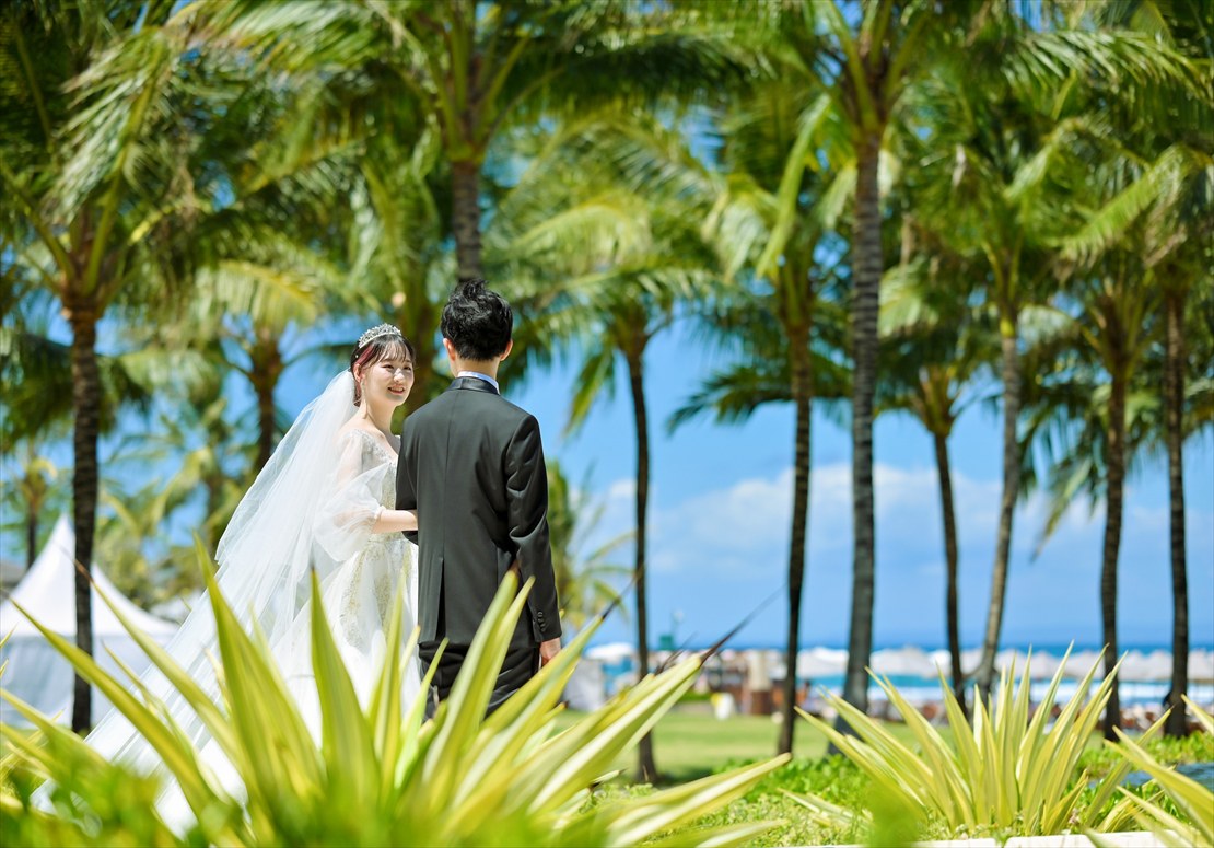 Apurva Kempinski Bali Oceanfront Chapel Wedding (21)_R バリ島ウェディング 椰子の木越しにビーチが広がる入場シーン