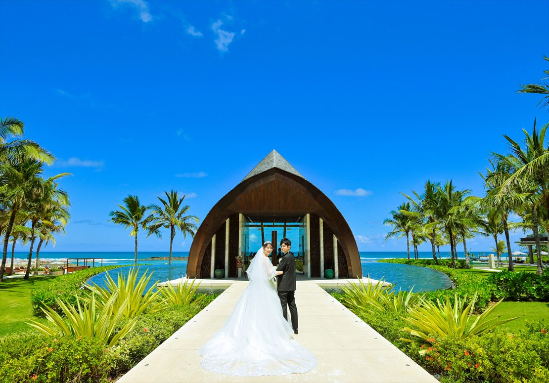 Apurva Kempinski Bali Oceanfront Chapel Wedding (22)_R ケンピンスキ・バリ・ウェディング 白亜のチャペルロード 挙式会場入場シーン