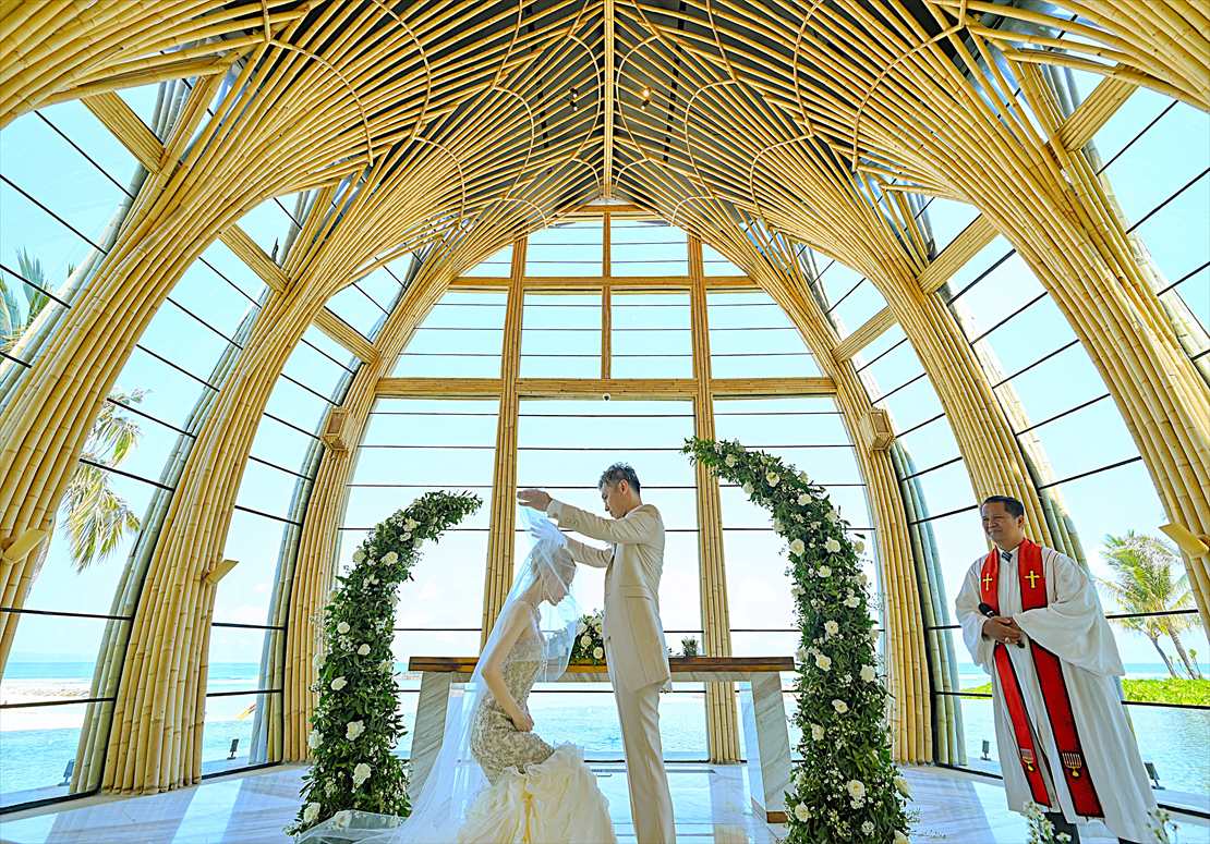 Apurva Kempinski Bali Oceanfront Chapel Wedding (23)_R バリ結婚式 生花ウェディングアーチ ベールアップ