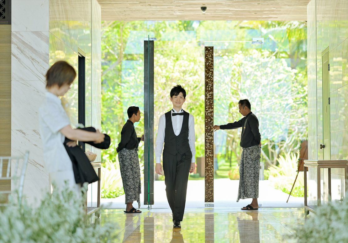 Apurva Kempinski Bali Oceanfront Chapel Wedding (24)_R ケンピンスキ・バリ挙式 オーシャンフロント・チャペルドアより新郎様入場