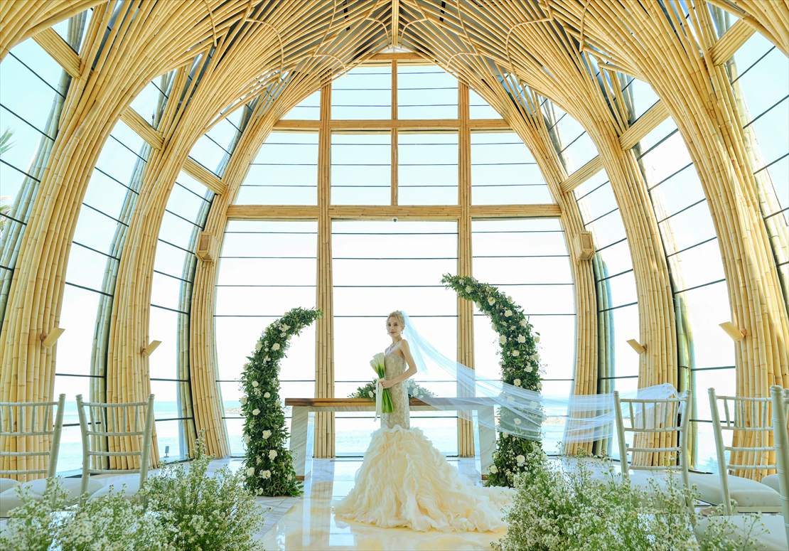 Apurva Kempinski Bali Oceanfront Chapel Wedding (25)_R バリ ウェディング 生花アーチ ロングベール撮影