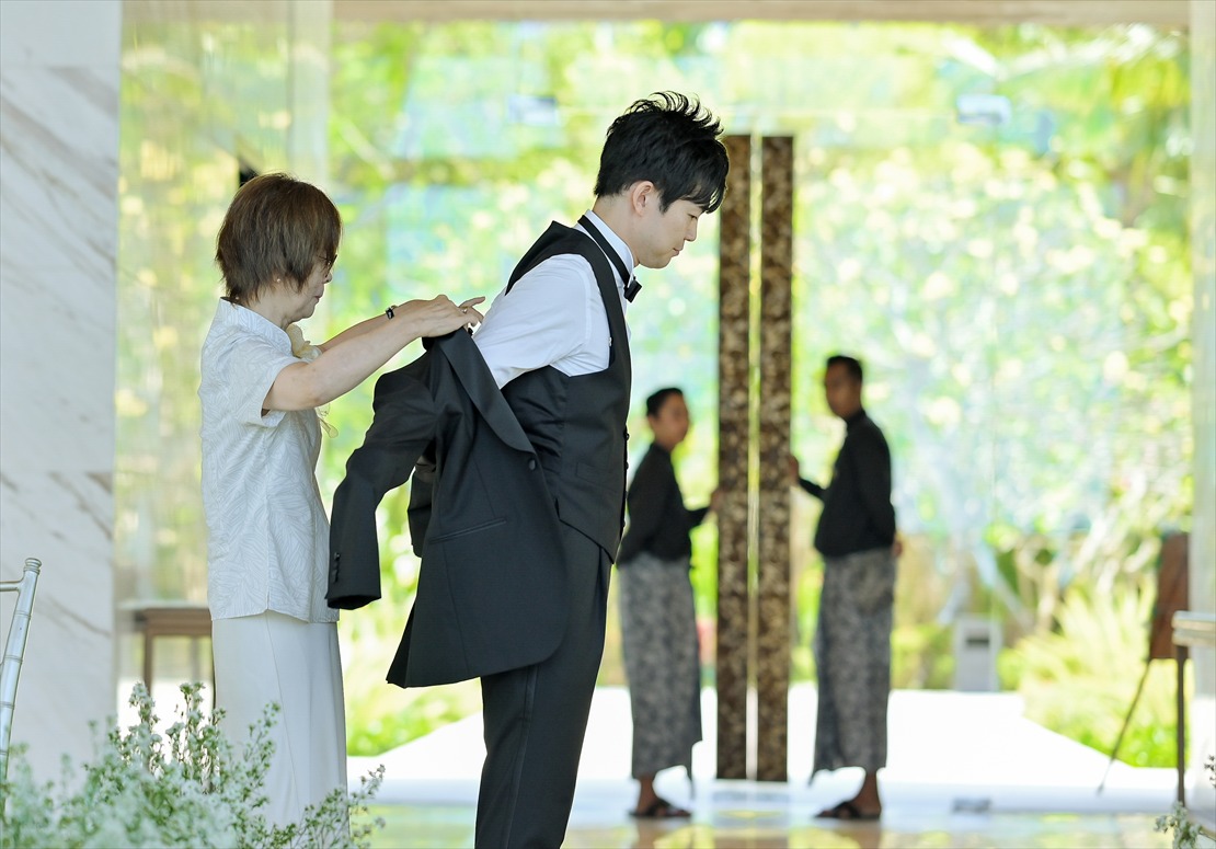 Apurva Kempinski Bali Oceanfront Chapel Wedding (25)_R ケンピンスキ・バリ・ウェディング オーシャンフロント・チャペル内 新郎様ジャケット・セレモニー