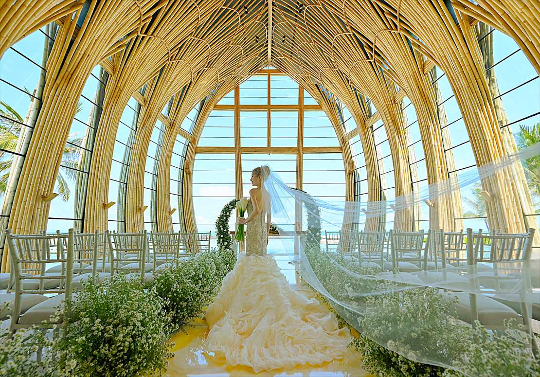 Apurva Kempinski Bali Oceanfront Chapel Wedding (26)_R バリ島結婚式 チャペル内ロングベール挙式後撮影