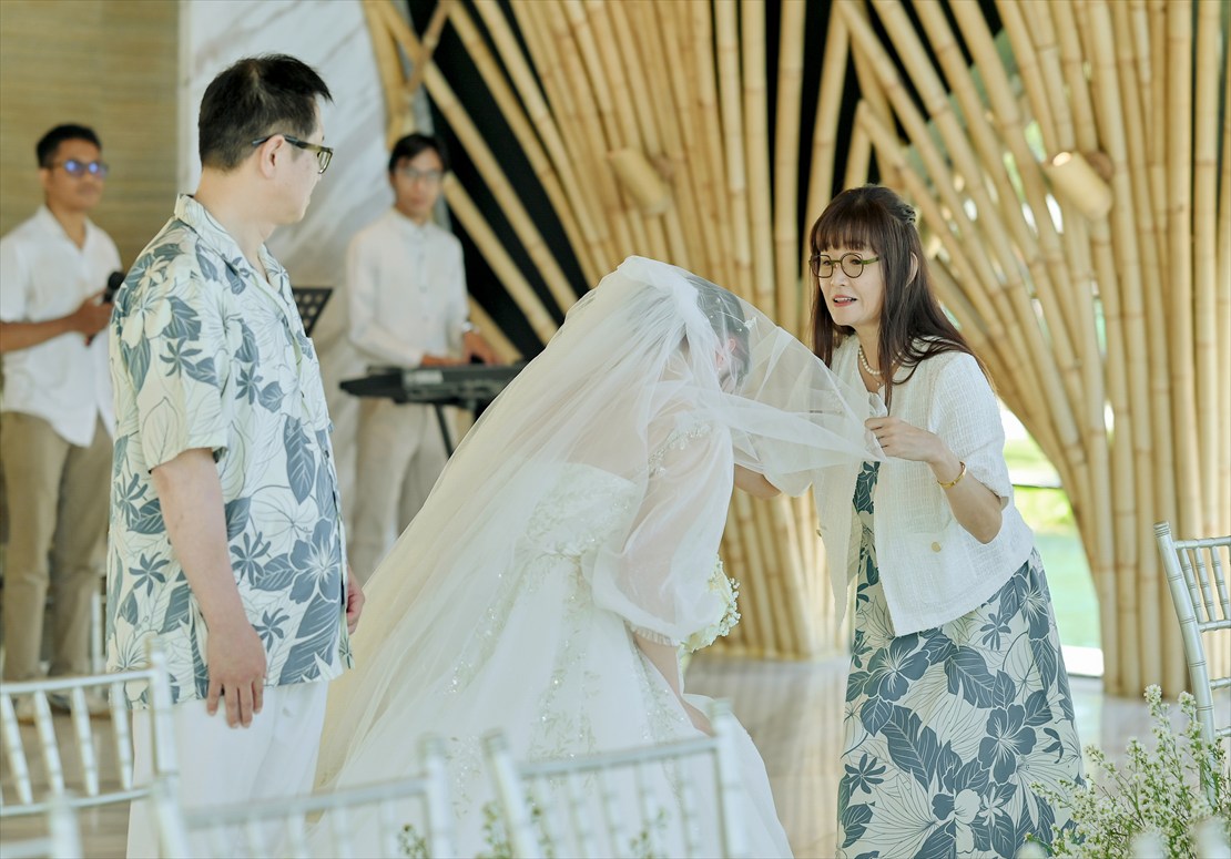 Apurva Kempinski Bali Oceanfront Chapel Wedding (26)_R アプルヴァ・ケンピンスキ・バリ結婚式 オーシャンフロント・チャペル内 新婦様ベールダウン