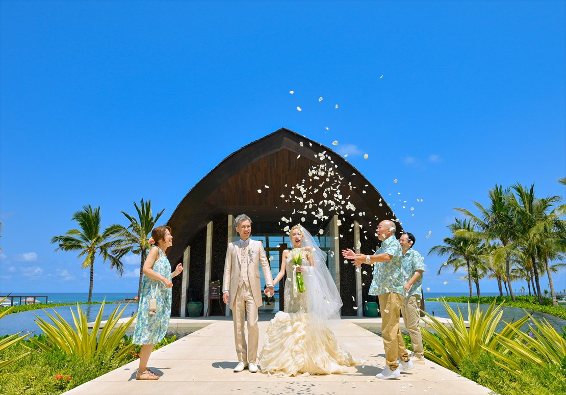 Apurva Kempinski Bali Oceanfront Chapel Wedding (28)_R バリ島結婚式 チャペル前 挙式後フラワーシャワー