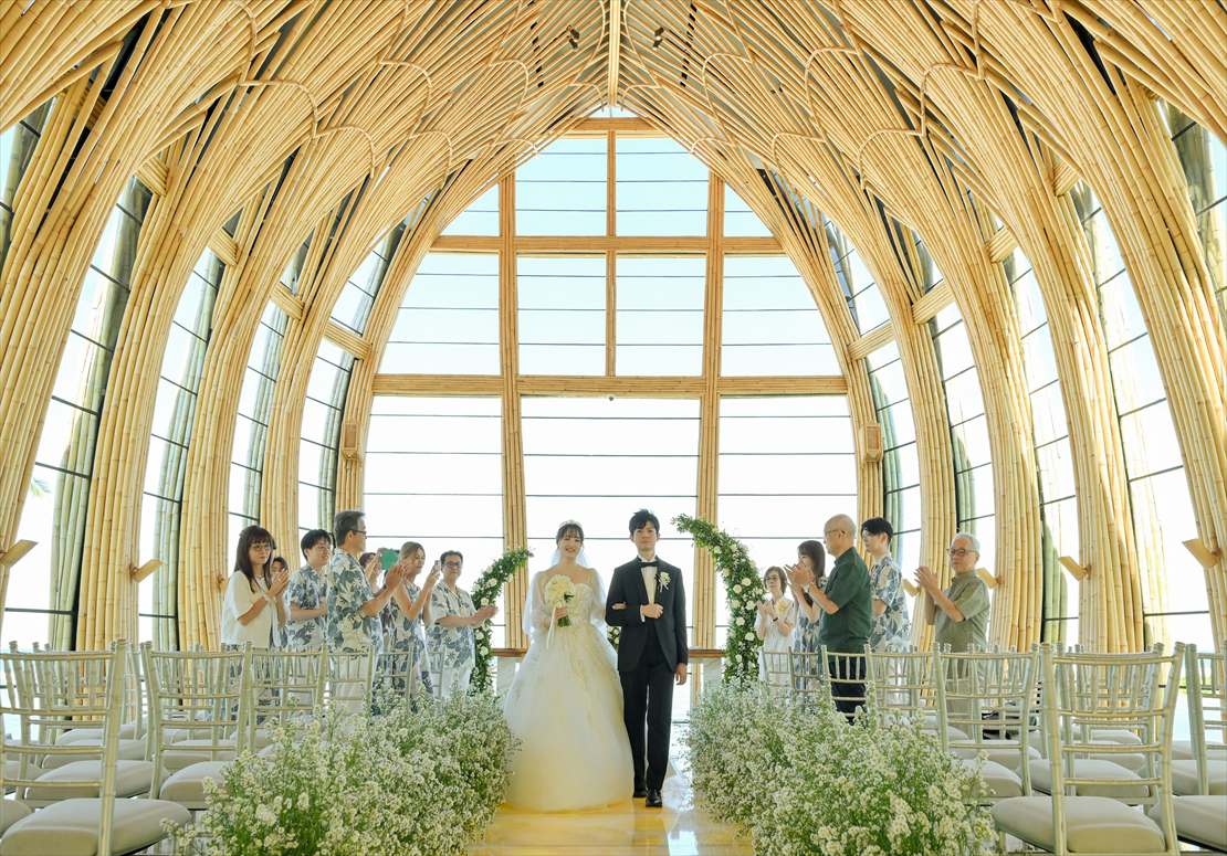 Apurva Kempinski Bali Oceanfront Chapel Wedding (28)_R バリ島ウェディング オーシャンフロント・チャペル内 新郎新婦様退場シーン