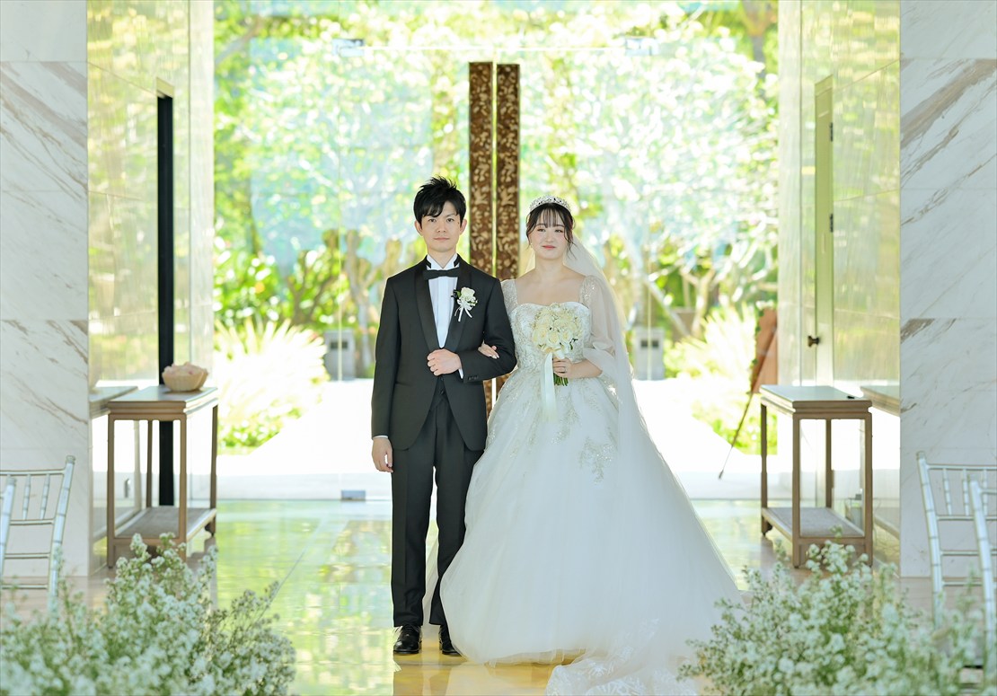 Apurva Kempinski Bali Oceanfront Chapel Wedding (29)_R バリ島ウェディング アプルヴァ・チャペルドア 新郎新婦様退場