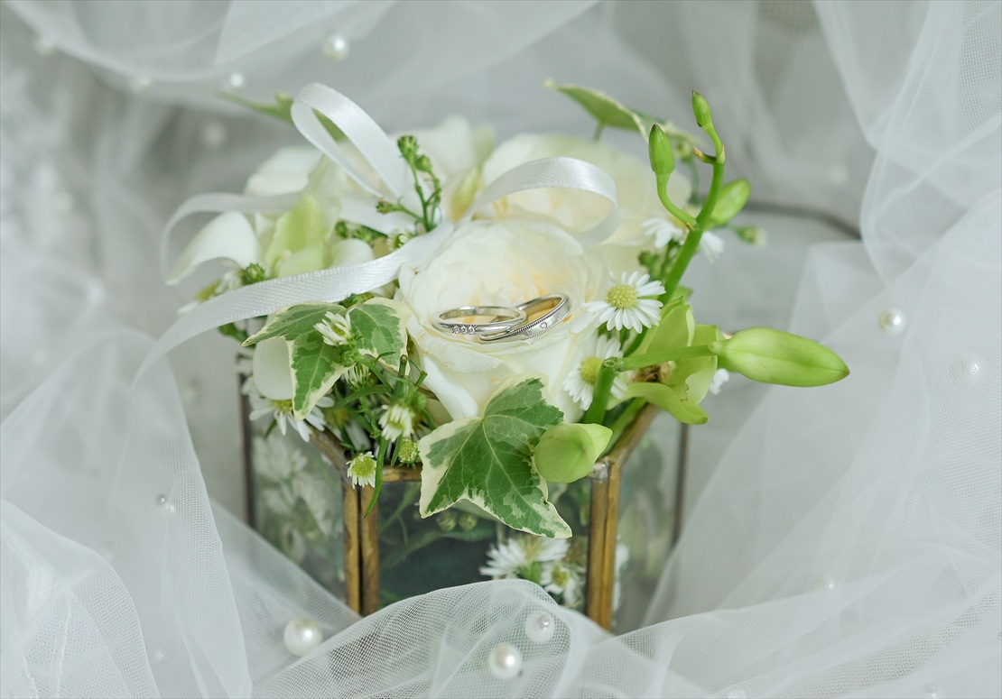 ケンピンスキ・バリ挙式プラン：生花リングピロー