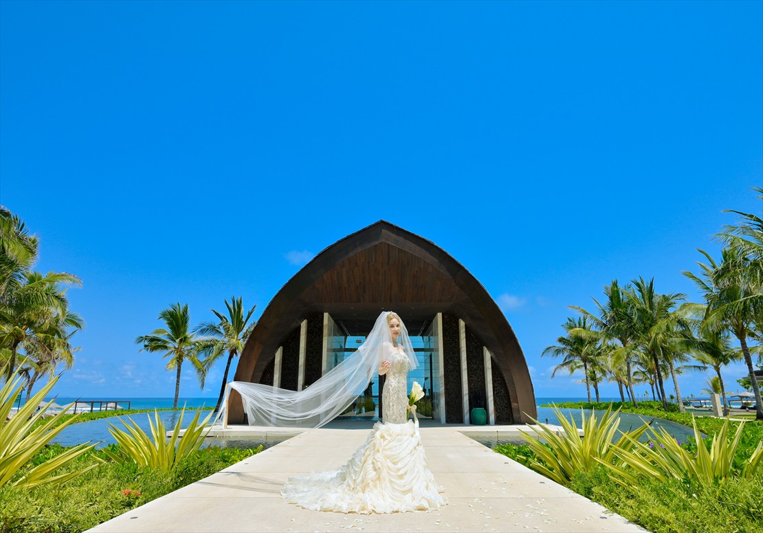 Apurva Kempinski Bali Oceanfront Chapel Wedding (30)_R バリ島ウェディング チャペル前ロングベール撮影