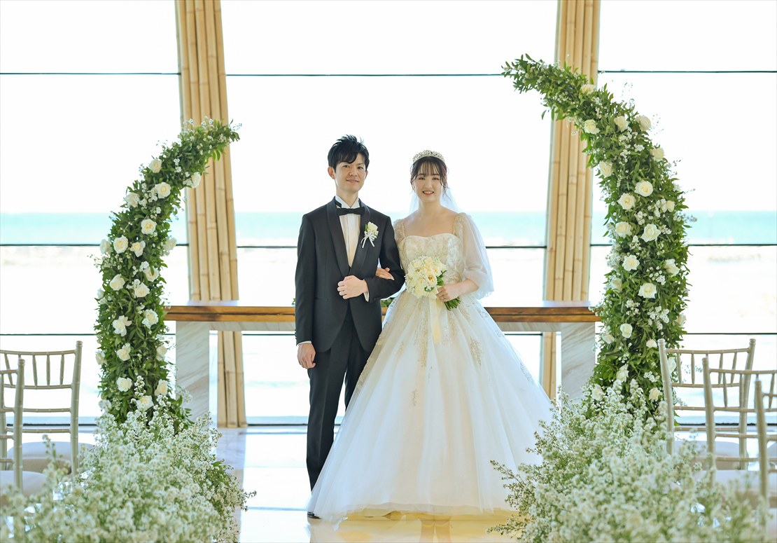 Apurva Kempinski Bali Oceanfront Chapel Wedding (30)_R バリ島結婚式 ケンピンスキ・オーシャンフロント・チャペル内 生花アーチ 挙式後撮影