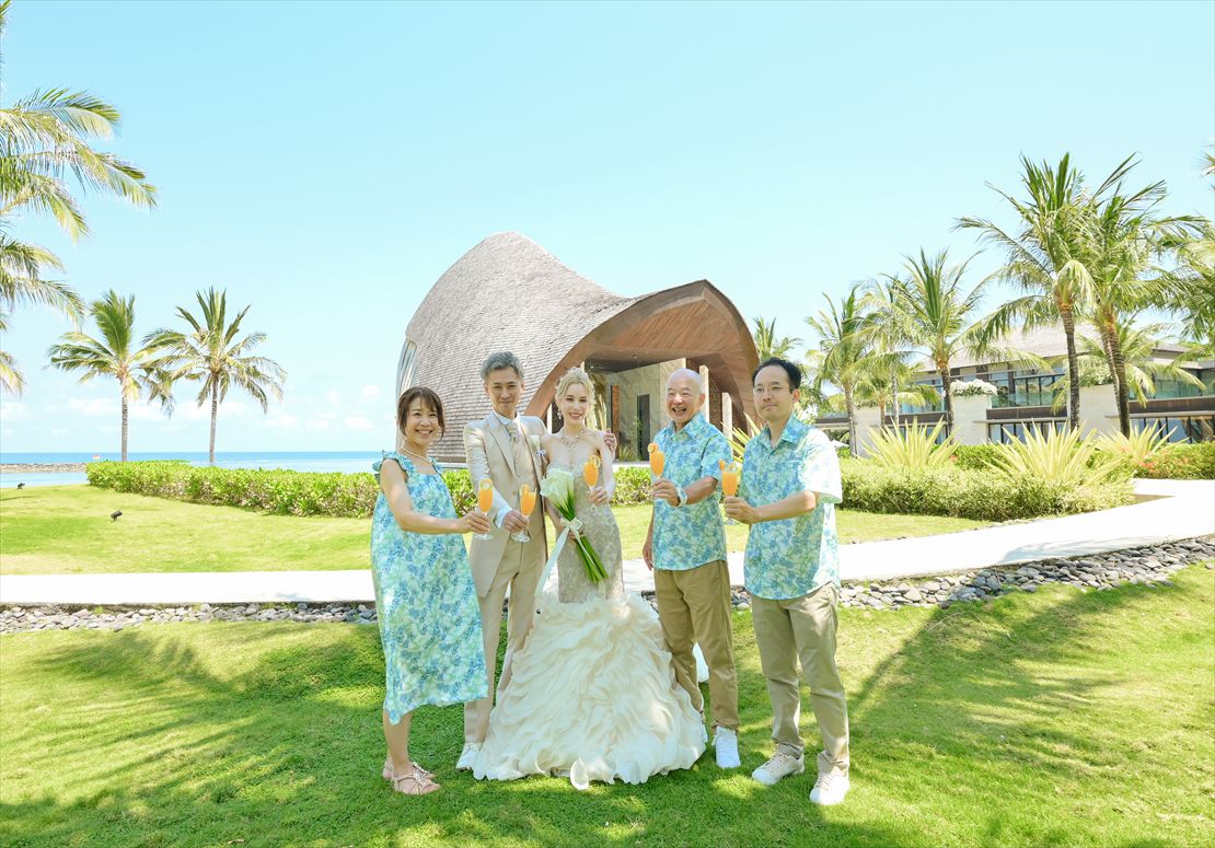 Apurva Kempinski Bali Oceanfront Chapel Wedding (31)_R ケンピンスキ・バリ挙式 オーシャンフロント・チャペル前ガーデンにてご参列者と乾杯