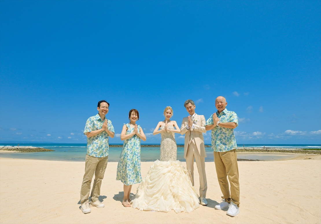 Apurva Kempinski Bali Oceanfront Chapel Wedding (32)_R ケンピンスキ・バリ・ウェディング オーシャンフロント・チャペル前ビーチにて集合写真