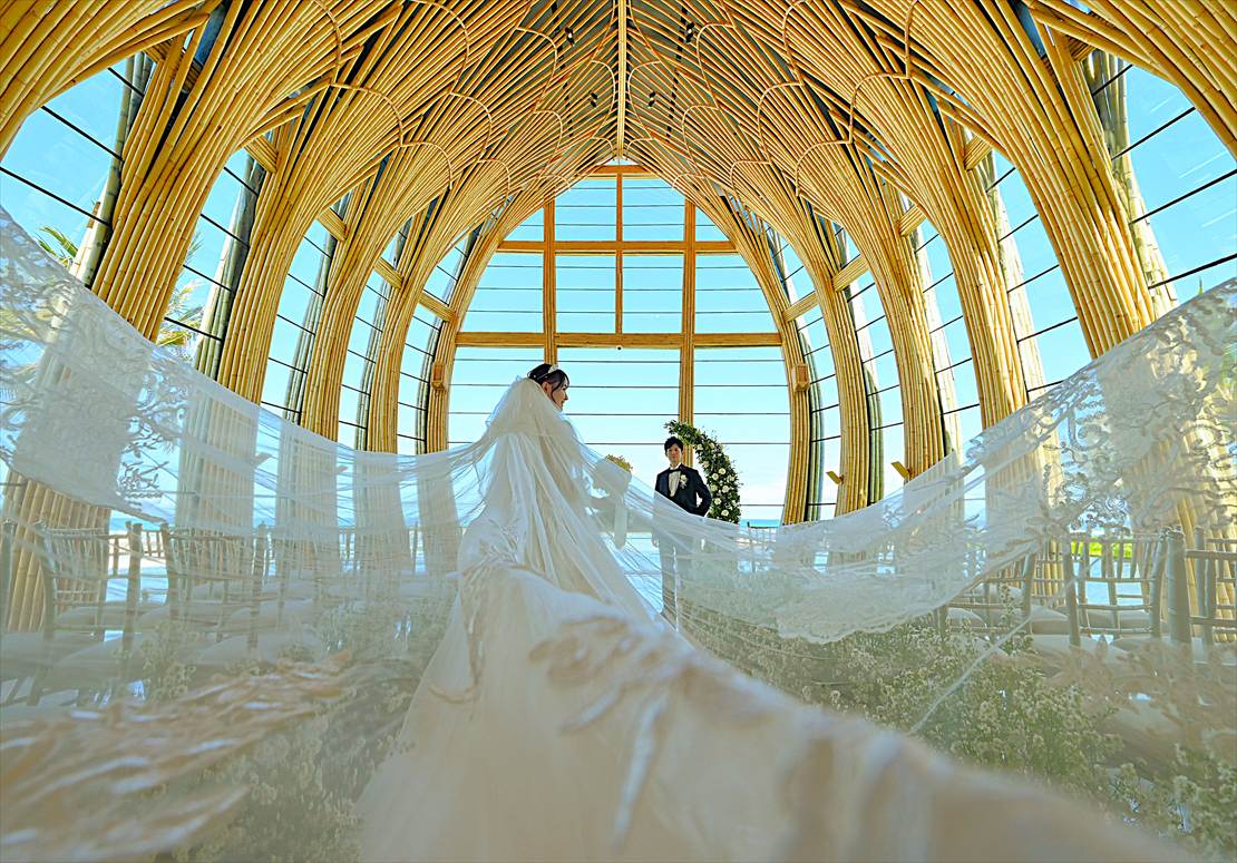 Apurva Kempinski Bali Oceanfront Chapel Wedding (32)_R ケンピンスキ・バリ・ウェディング ロングベール 挙式後撮影