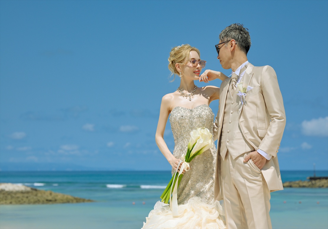 Apurva Kempinski Bali Oceanfront Chapel Wedding (33)_R バリ島結婚式 新郎新婦様ビーチにてサングラス・ショット