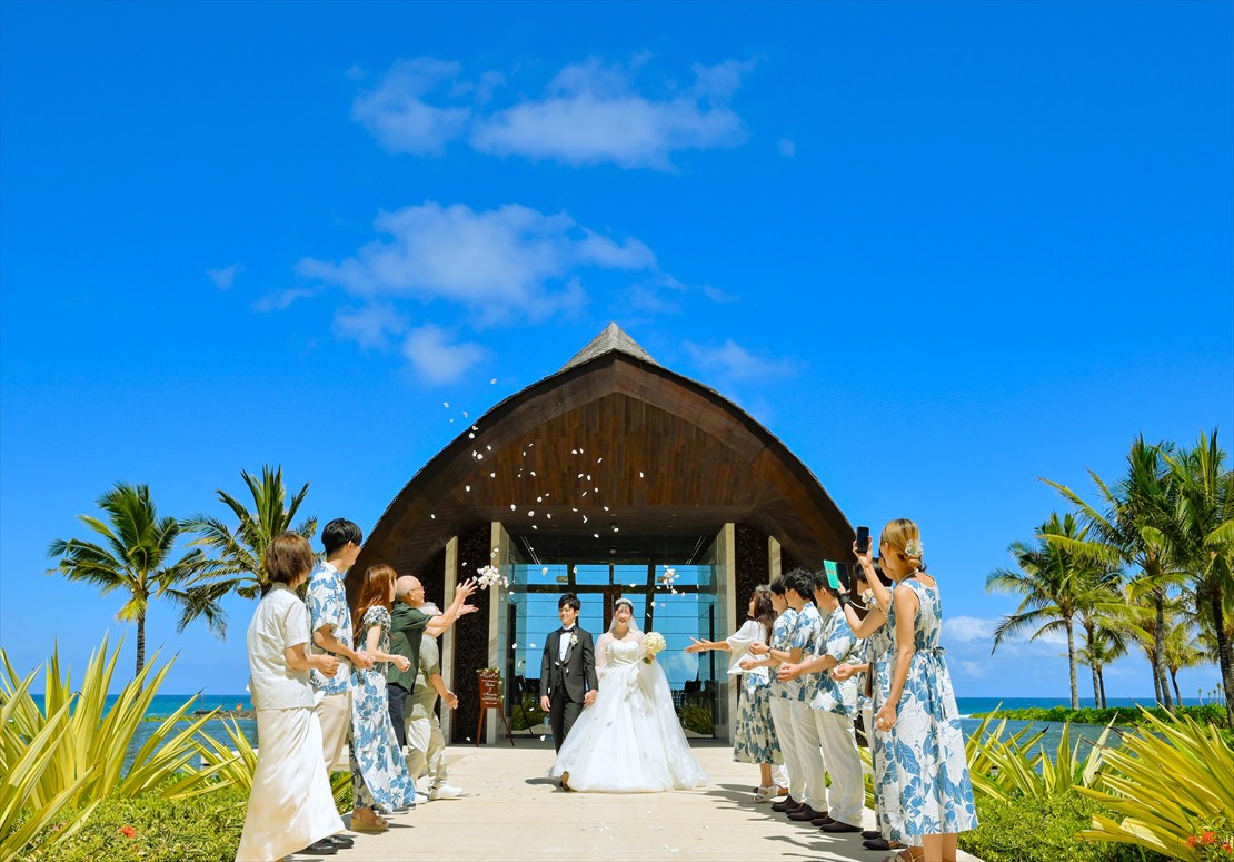 Apurva Kempinski Bali Oceanfront Chapel Wedding (35)_R ケンピンスキ・バリ・ウェディング オーシャンフロント・チャペル外 フラワーシャワー