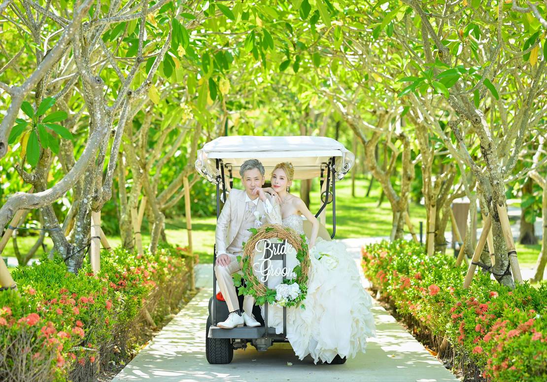 Apurva Kempinski Bali Oceanfront Chapel Wedding (36)_R バリ結婚式 リゾート内フォト 専用バギー
