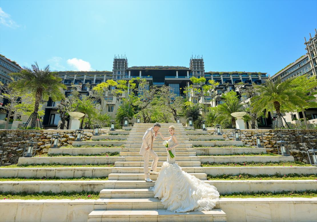 Apurva Kempinski Bali Oceanfront Chapel Wedding (37)_R バリ挙式 クリフスイート棟大階段にて挙式後撮影